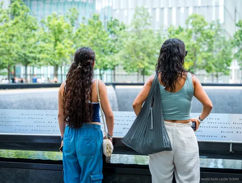 Gedenkbecken des 9/11 Memorial während der geführten Tour