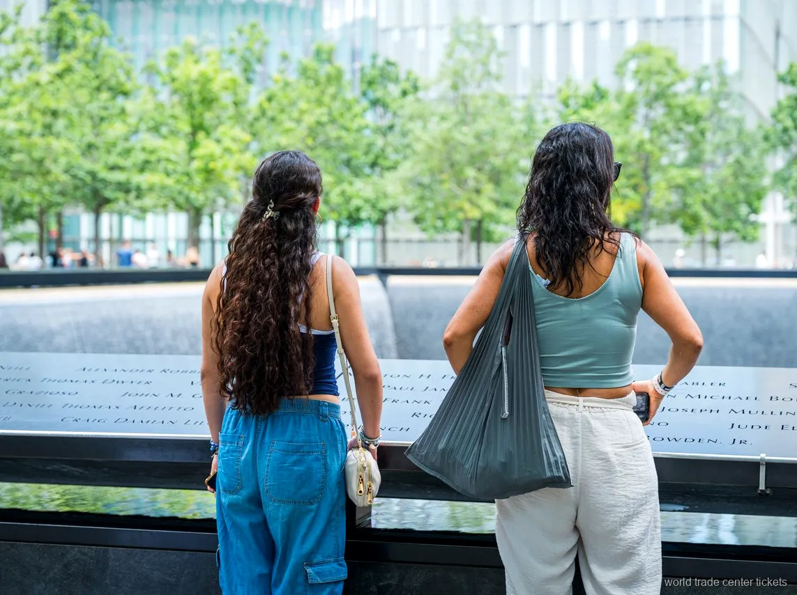 Bassin réfléchissant du 9/11 Memorial visité pendant la visite guidée