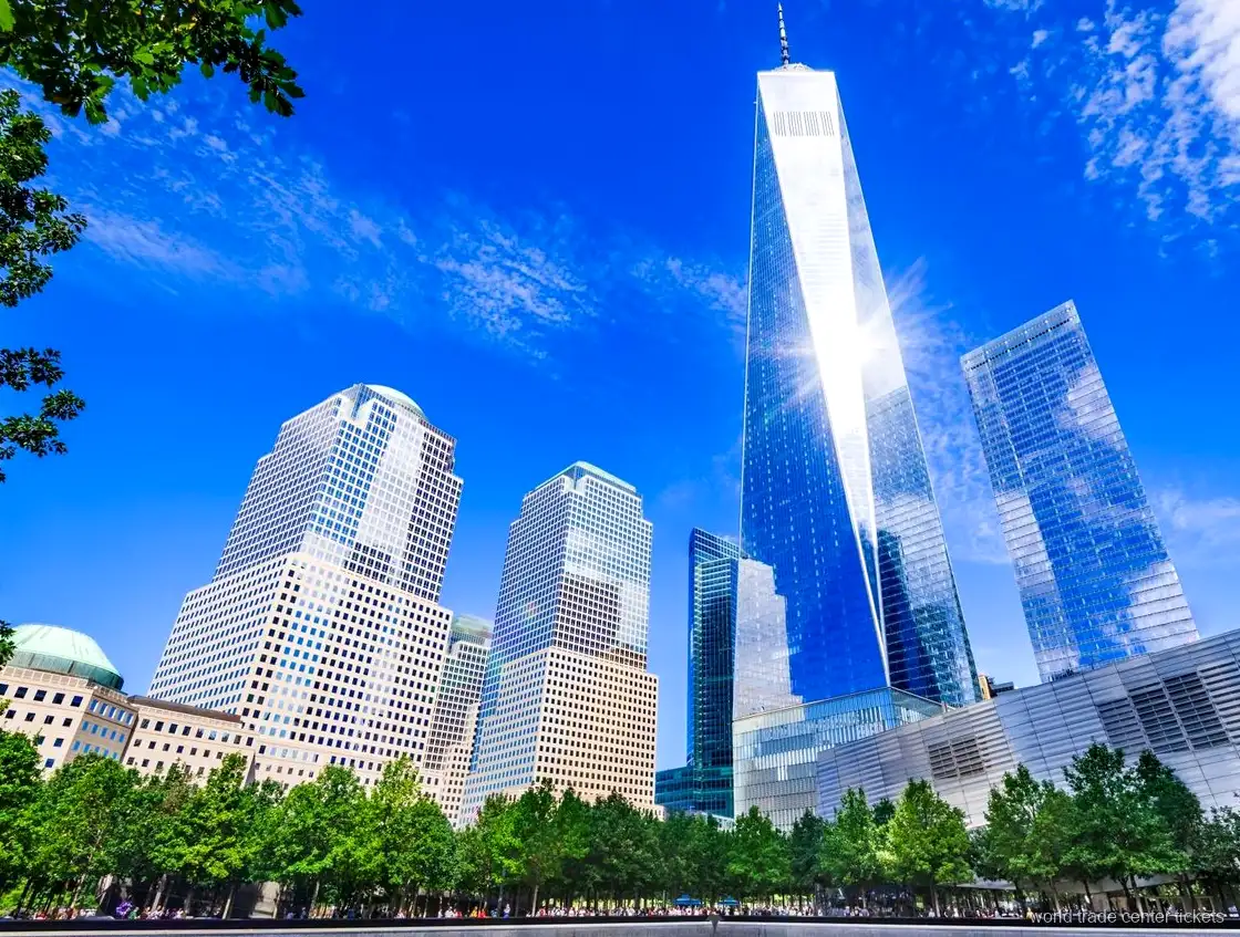 Privat guide ved One World Observatory peger på landemærker i Manhattan