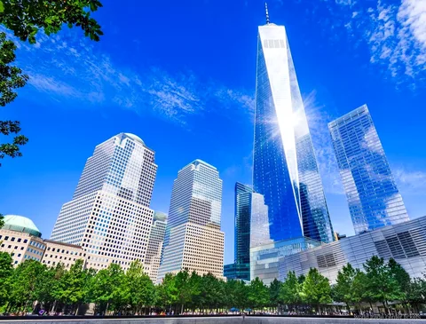 Privégids bij One World Observatory wijst bezienswaardigheden van Manhattan aan