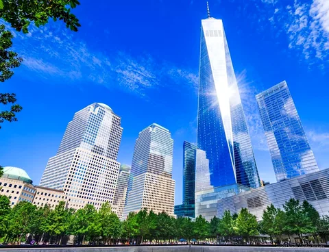 Prywatny przewodnik na One World Observatory wskazujący punkty orientacyjne Manhattanu