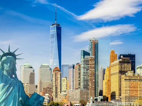 Guía privado dirigiendo el tour del downtown de Nueva York cerca de Wall Street