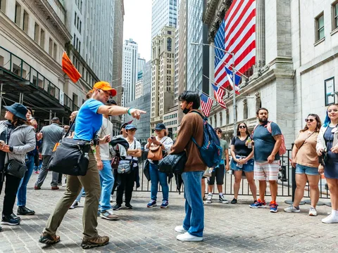 Camminata verso il Brooklyn Bridge nel percorso del tour New York in un Giorno